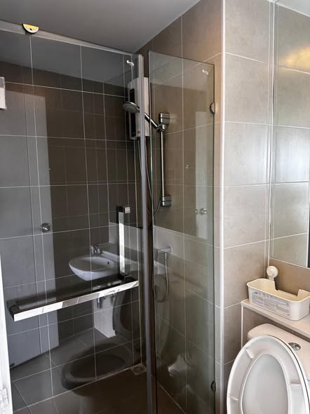 room interior and bathroom of Plum Condo Ramkhamheng Station