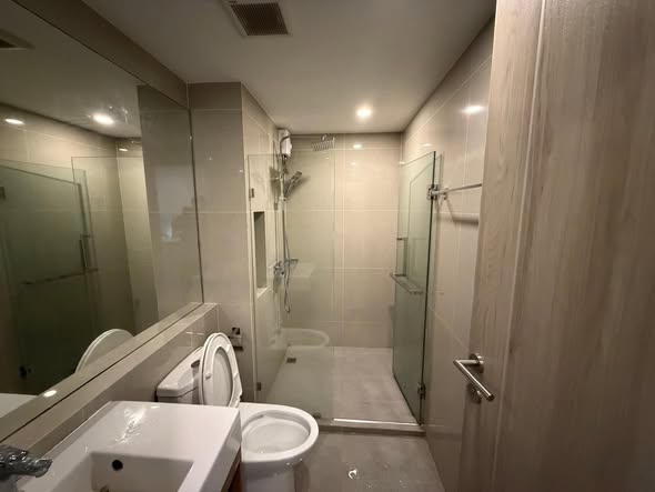 room interior and bathroom of Serio Sukhumvit 50