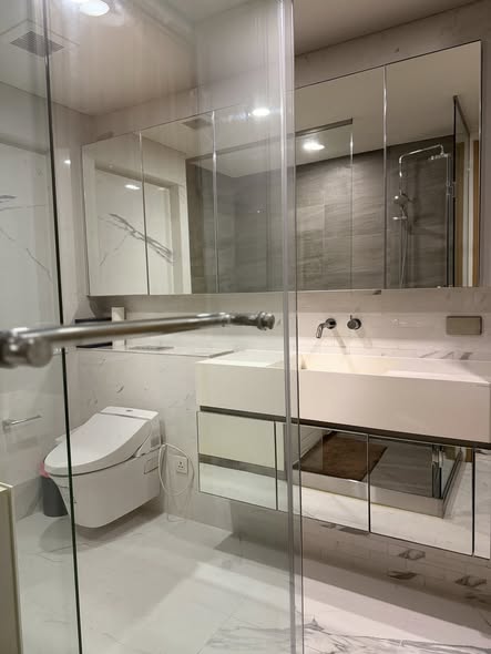 room interior and bathroom of Siamese Exclusive 31