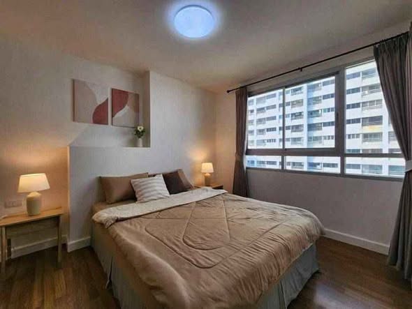 bedroom of The Clover