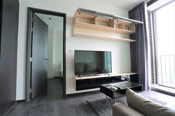 bedroom and room interior of The Edge Sukhumvit 23
