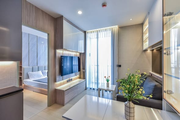 bedroom and bathroom of THE EXTRO Phayathai-Rangnam