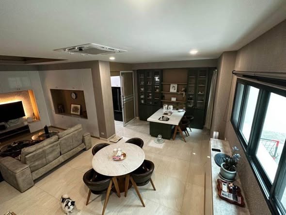 living room and room interior of The Legend Sathorn-Narathiwas (เดอะเลเจ้นท์ สาทร-นราธิวาส)