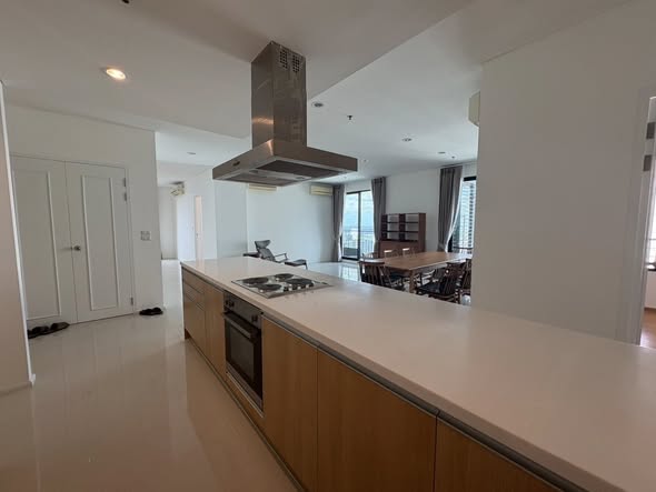 kitchen of Villa Asoke Condominium