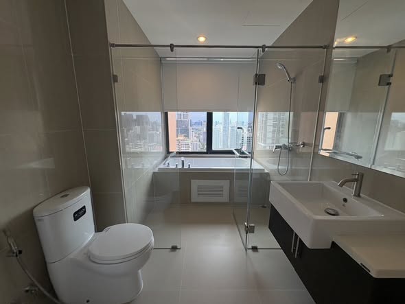 room interior and bathroom of Villa Asoke Condominium