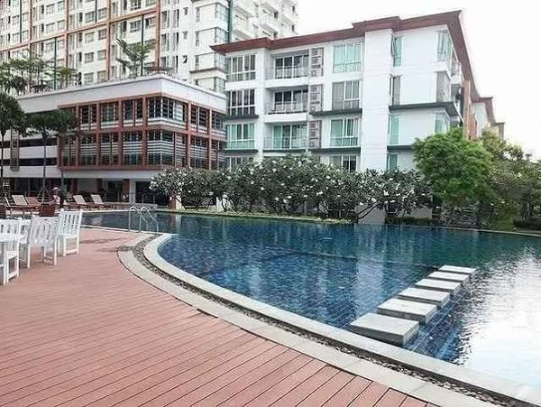 pool of IVY River Condo