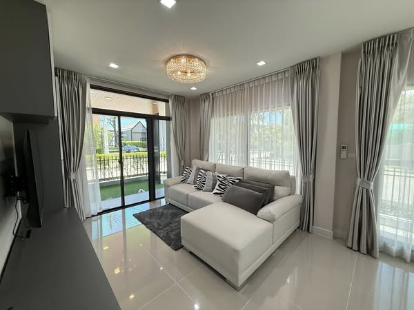 bedroom and living room of บ้าน เวนิว พระราม 9 (VENUE RAMA 9)