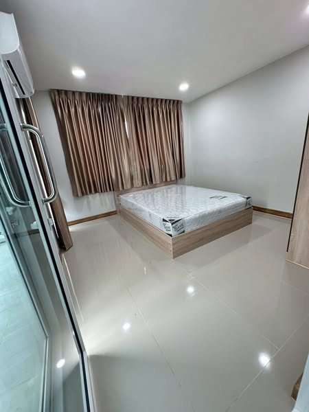 bedroom and bathroom of บ้านลลิล อินเดอะพาร์ค วัชรพล-พหลโยธิน