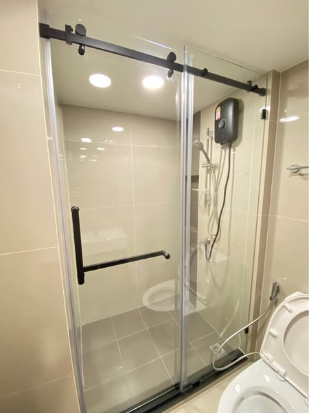 room interior and bathroom of Ideo Charan 70 – Riverview