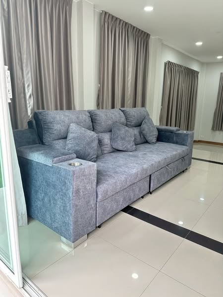 living room of บ้านลลิล อินเดอะพาร์ค วัชรพล-พหลโยธิน