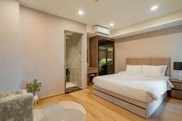 bedroom of LLoyd Soonvijai Condo