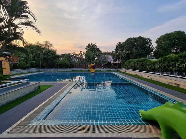 pool of Mantana Srinakarin