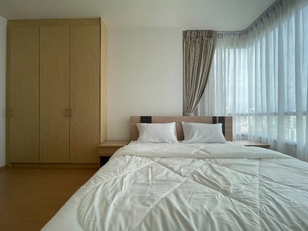 bedroom and room interior of MARU Ekkamai 2