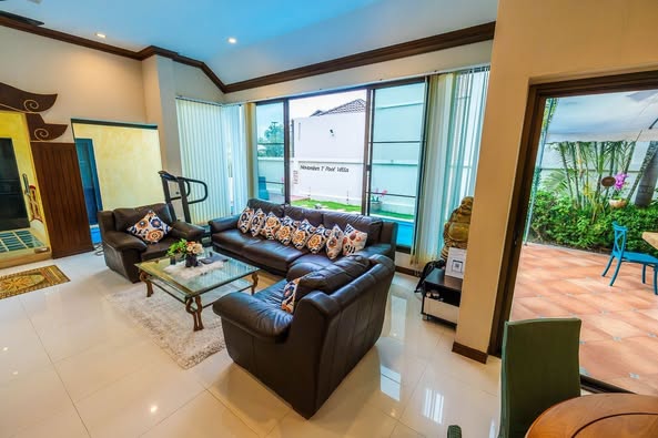 living room of Somkid pool villa loft cafe บ้านพักพูลวิลล่าพัทยา จอมเทียน พัทยาใต้