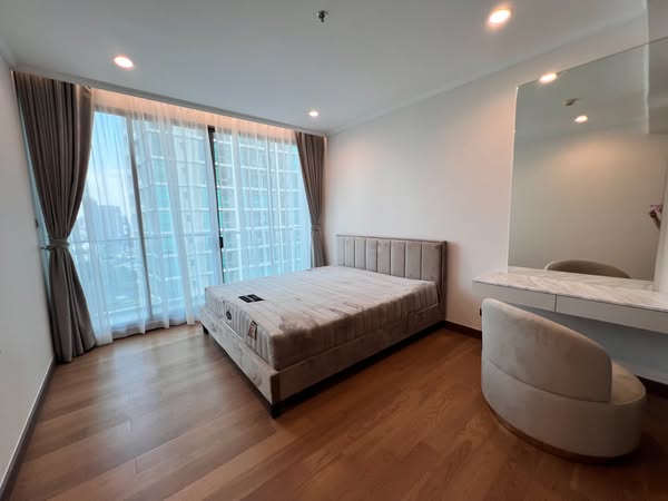 bedroom and room interior of Supalai Oriental Sukhumvit 39