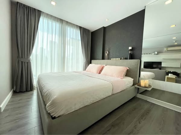 bedroom of THE ROOM SUKHUMVIT 40