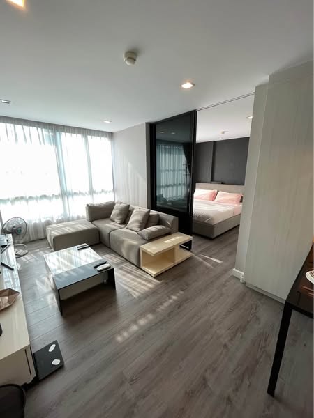 bedroom and room interior of THE ROOM SUKHUMVIT 40