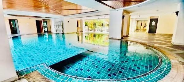 pool of Aree Place Condominium