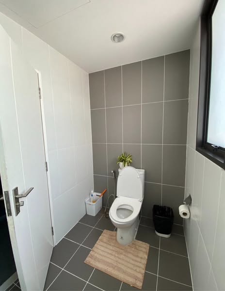 bathroom of Baan Klang Muang The Edition Bangna-Wongwaen