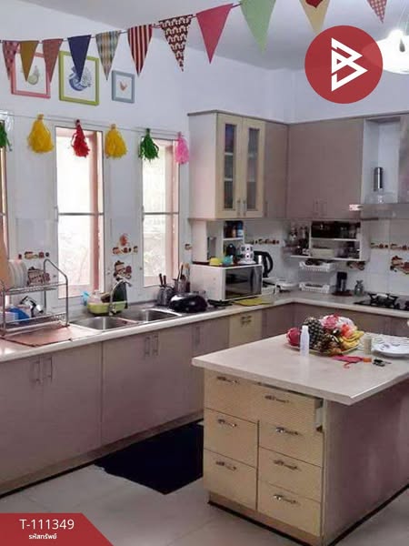 bathroom and kitchen of วันดีดี อพาร์ทเม้นท์