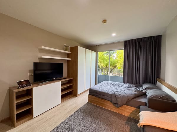 bedroom and room interior of Elio Sukhumvit 64