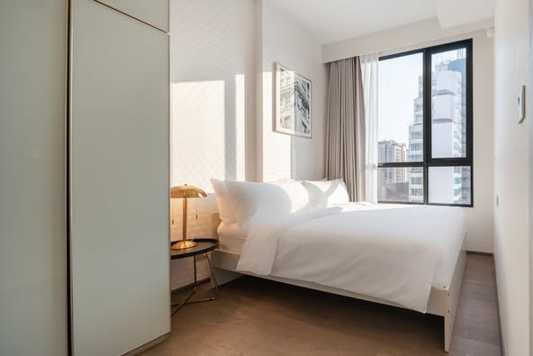 bedroom and room interior of Park​ Origin​ Phaya Thai