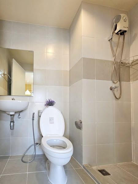 bathroom of Plum Condo Samakkhi