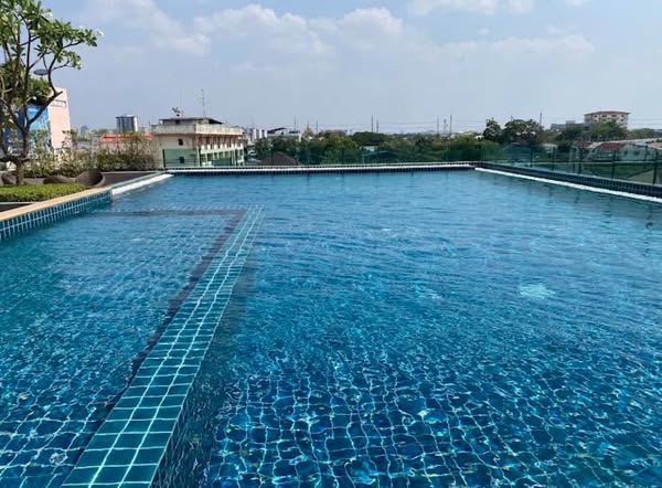 pool of The Crystal Bliss Condo @Rattabathibet