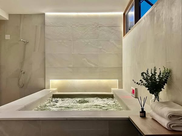 bathroom of The Park Lane Ekkamai 22