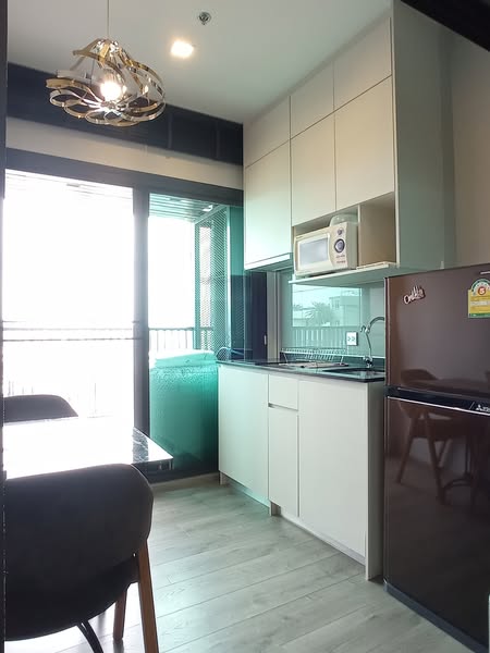 room interior and kitchen of Whizdom Avenue Ratchada-Ladprao