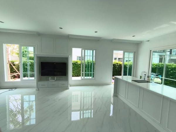 room interior and kitchen of แกรนดิโอ บางนา กม.5
