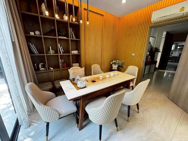 room interior and bathroom of Vana Residence วนา เรสซิเดนซ์ พระราม 9 – ศรีนครินทร์