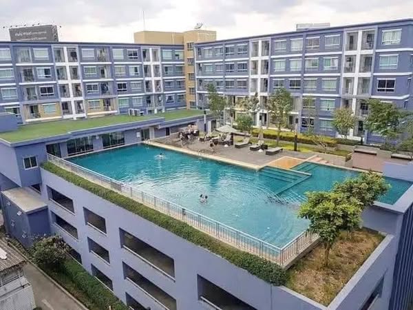 pool of August Condo Charoen Krung 80