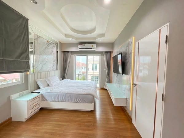 bedroom of Grandio Ramintra-Wongwaen