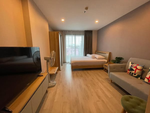 bedroom of Ideo Mobi Charan Interchange Condominium