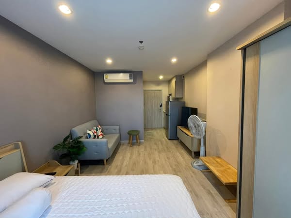bedroom of Ideo Mobi Charan Interchange Condominium