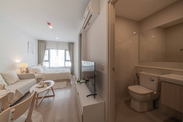 bedroom and bathroom of Life Rama 4 – Asoke