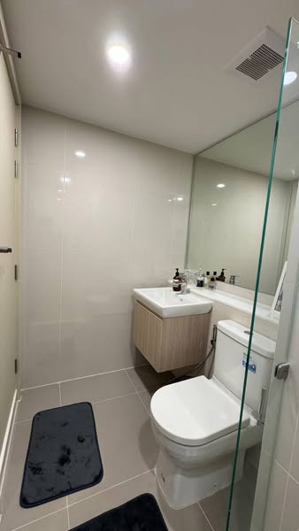 room interior and bathroom of Life Rama 4 – Asoke
