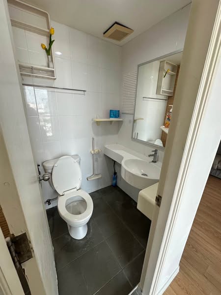 bathroom of Lumpiniville Prachachuen-Phongphet 2