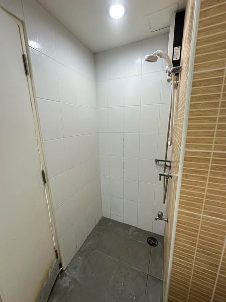 room interior and bathroom of Lumpiniville Prachachuen-Phongphet 2