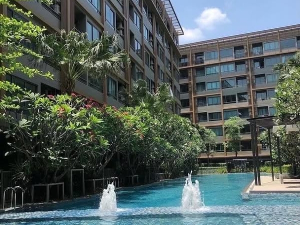 pool of Metro Luxe Ratchada