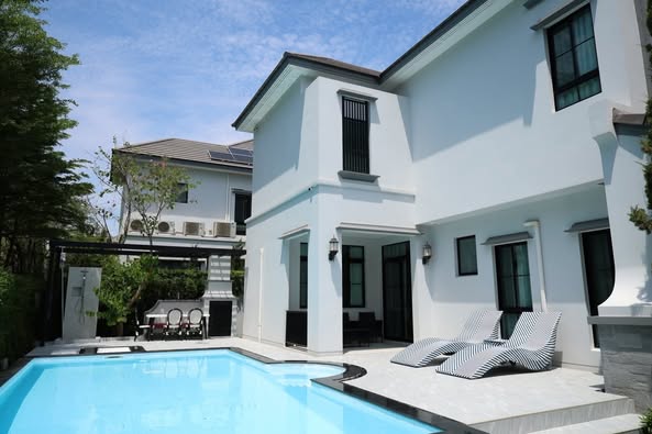 pool of Nantawan Rama 9 – New Krungthepkreetha