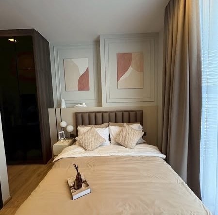 bedroom of Noble Around Ari