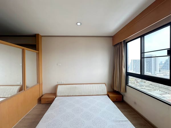 bedroom and room interior of Phahon-Sutthisan Lumpini Ville