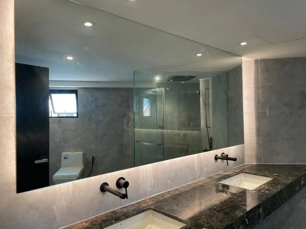 room interior and bathroom of President Park