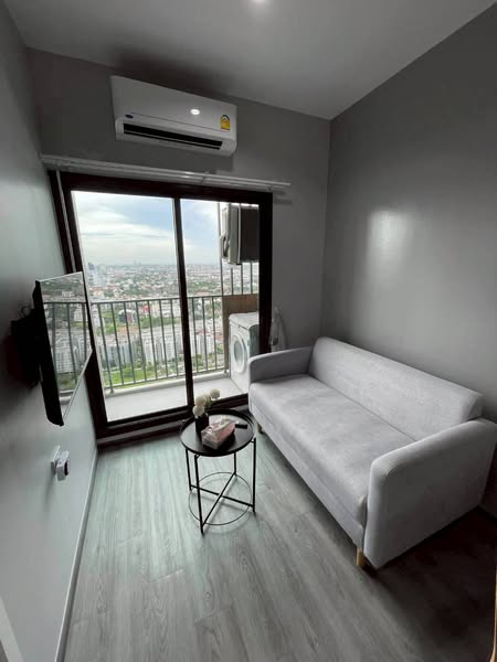 bedroom of Rich Park Triple Station