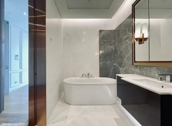 bathroom of Sindhorn Tonson
