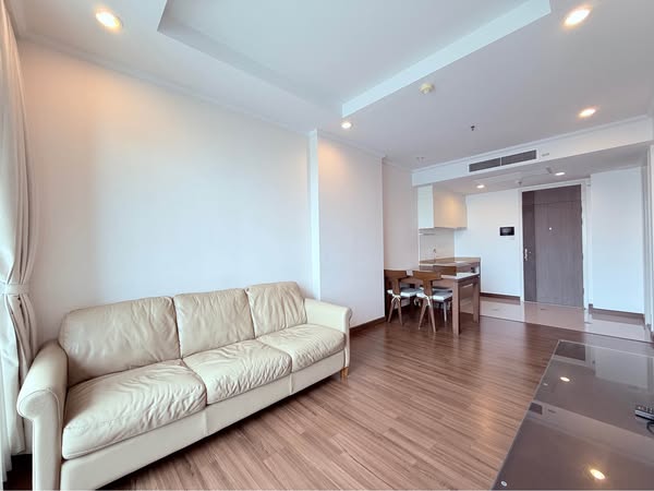 living room of Supalai Elite Sathon – Suan Phlu