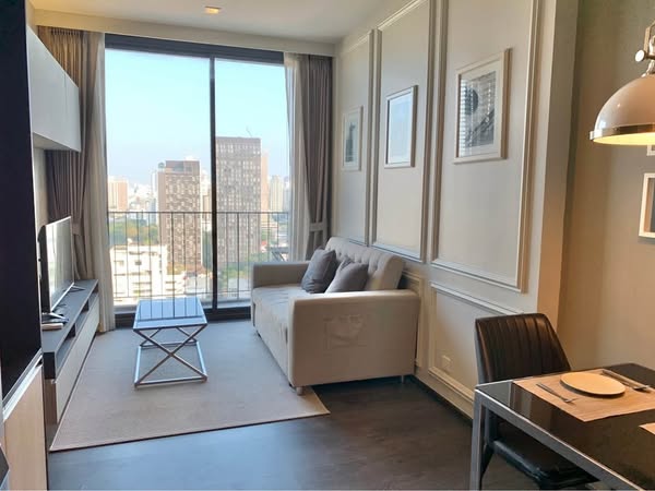 living room of The Edge Sukhumvit 23