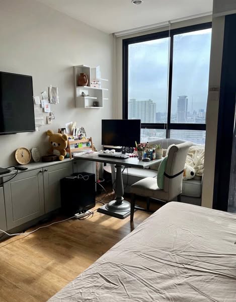 bedroom of The Editor Saphan Khwai